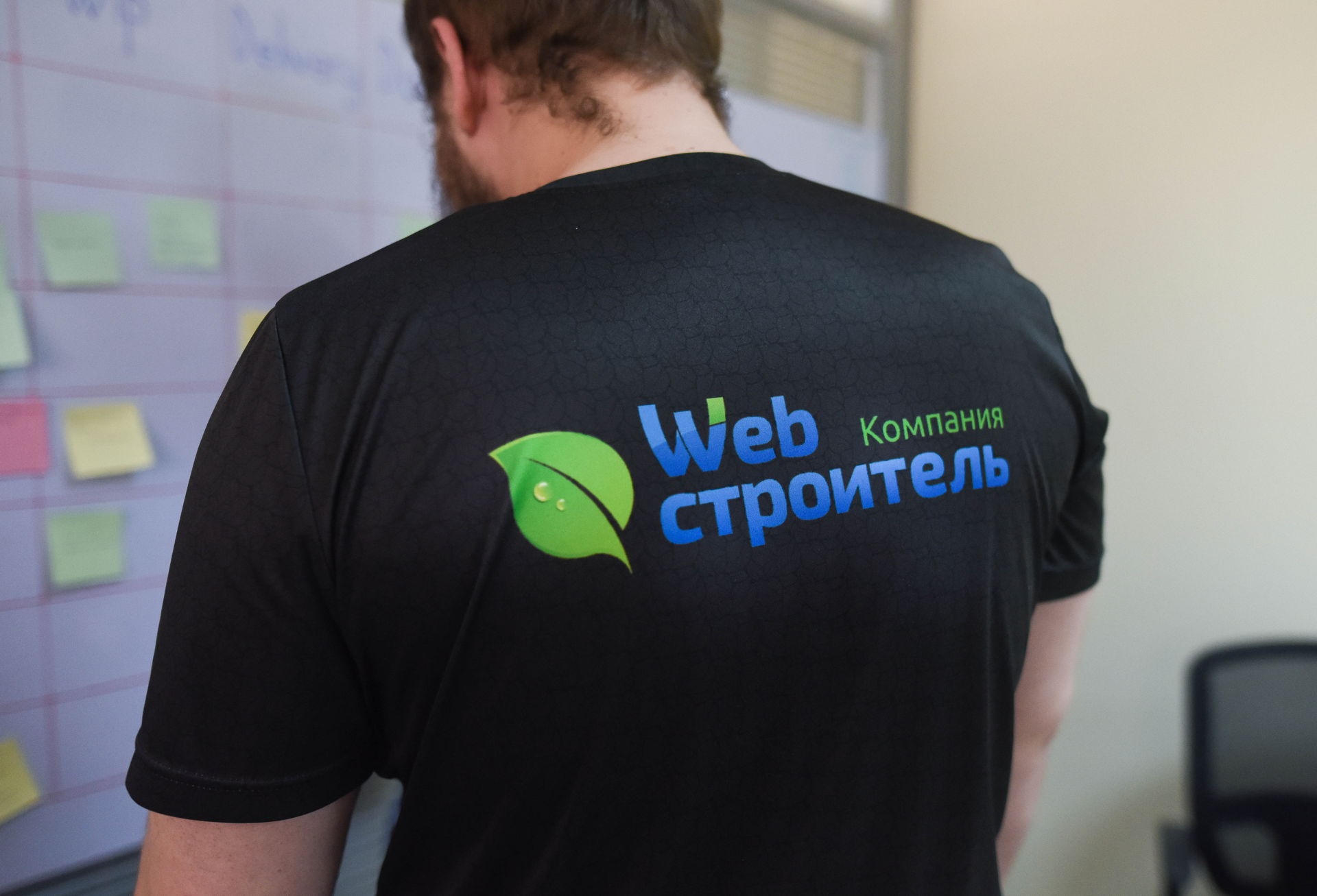 фирменная футболка